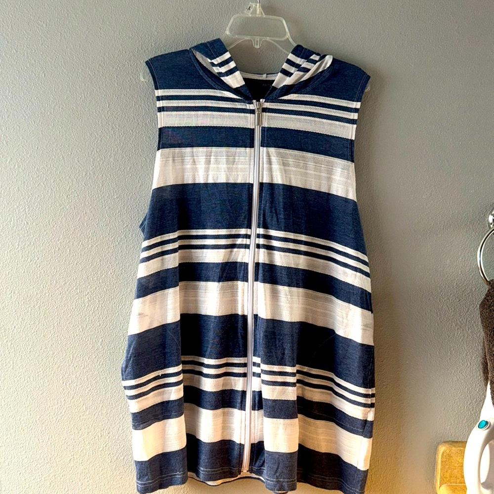 Apt 9- White/Blue large stripe swimsuit coverup- full zip w/hood- Sz XXL